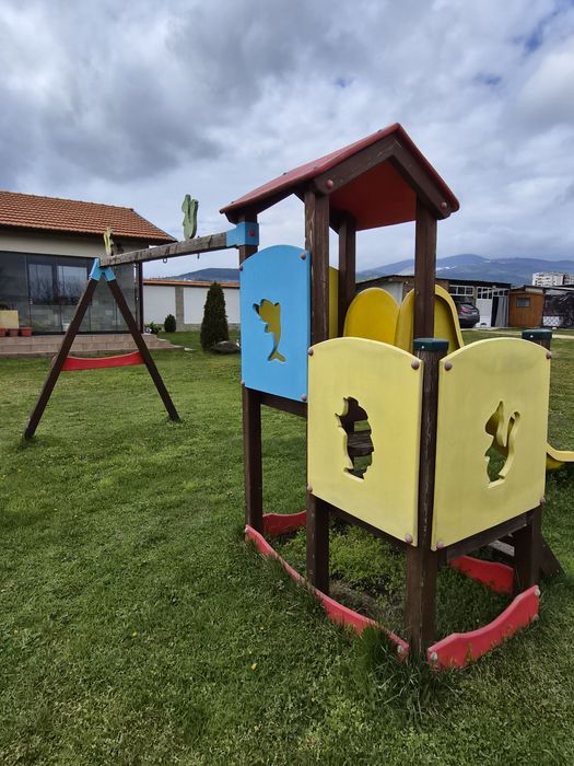 Дървена детска площадка с пързалка