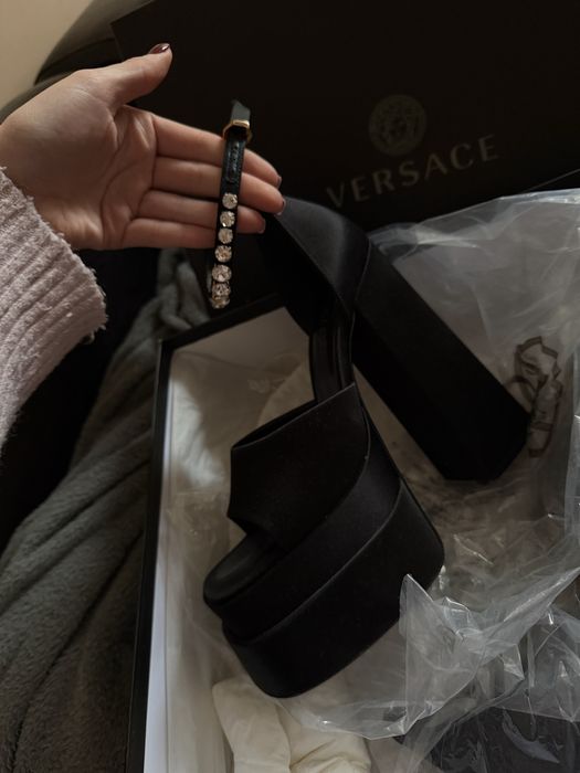 Черни Versace токчета