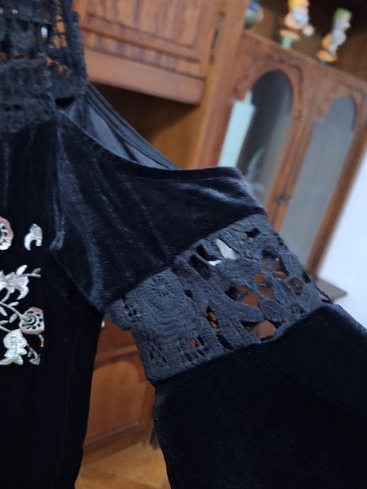 Vând iie din catifea  si dantela brodata.