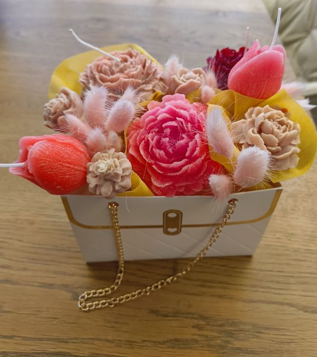 Букет с ароматни цветя от восък