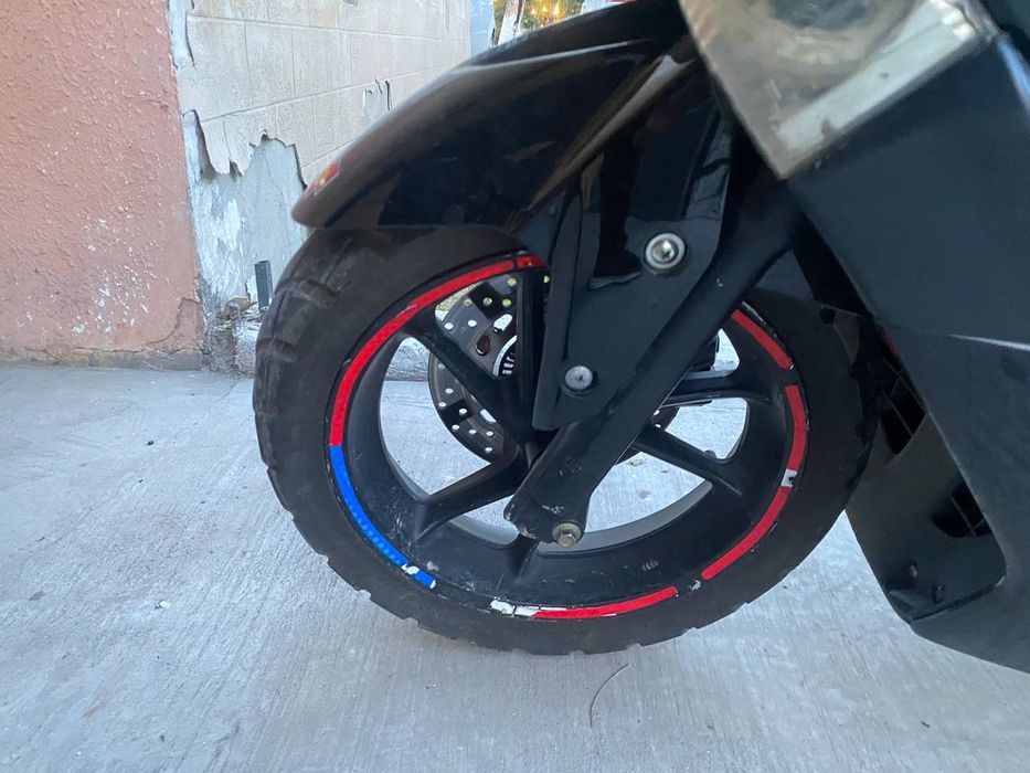 S max Skuter sotiladi.