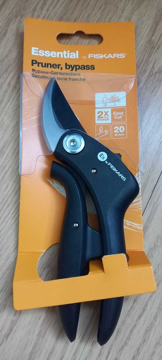 Foarfeca de gradina Fiskars,bypass,noua