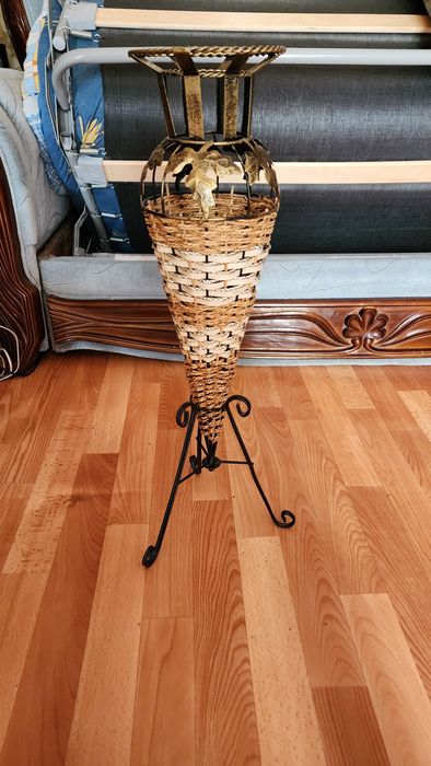 Декоративная ваза чеканка+соломка