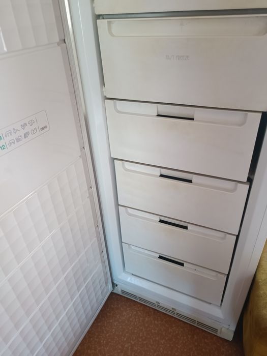 Голям вертикален фризер ZANUSSI