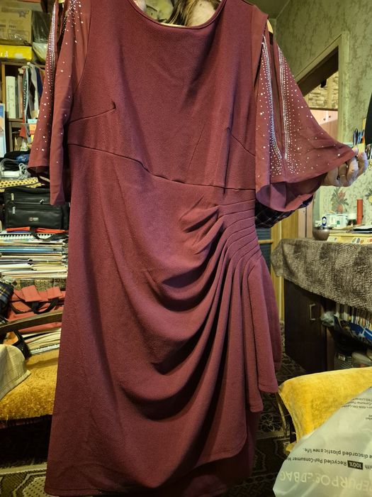 Продавам нови рокли.