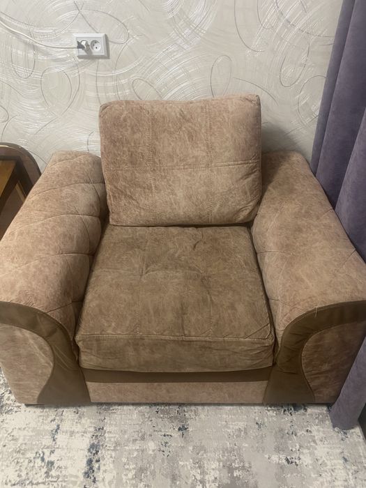 Срочно продается диван с креслами