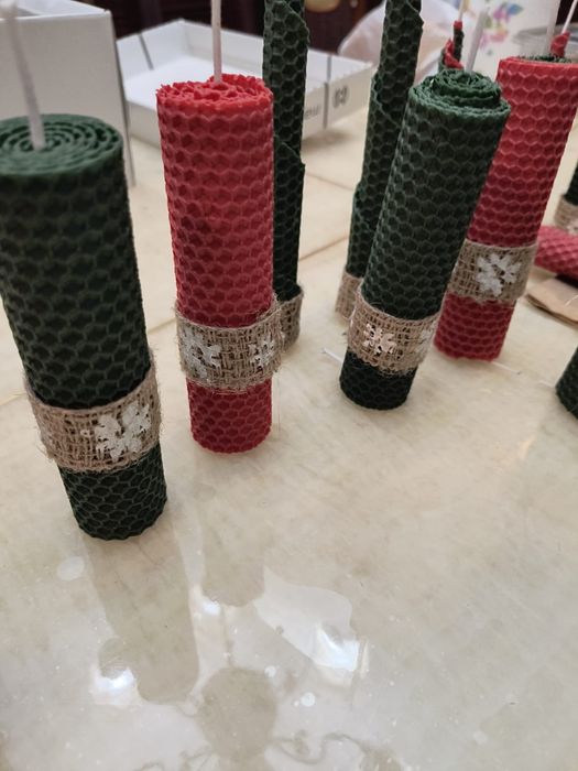 Lumânări făcute din faguri perfecte ca și decorațiuni de craciun