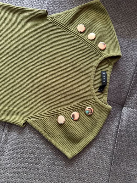 Блуза , без ръкав , плътна материя, неизползвана