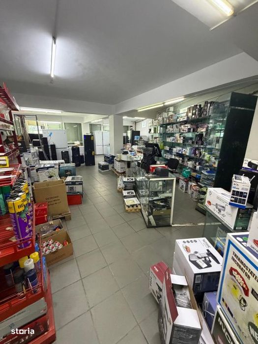 Spatiu comercial de 1300 mp pe 4 nivele, in centrul orasului Filiasi