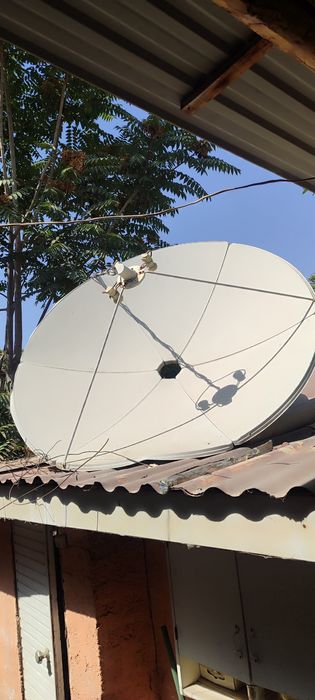 Парабалическая антенна с головками.