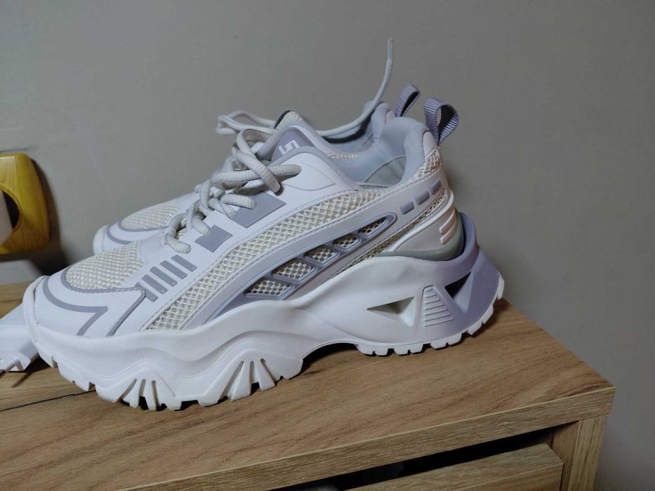 Бели сникърси Steve Madden