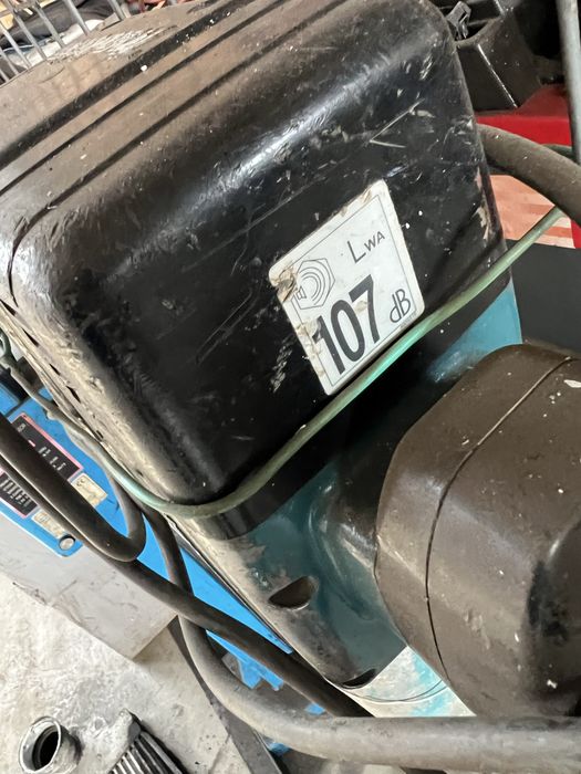 Ciocan demolator Makita HM1810 picamer