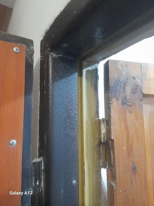 Железная дверь..