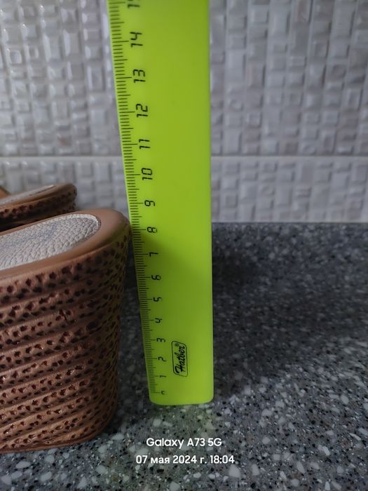 Босоножки новые продам