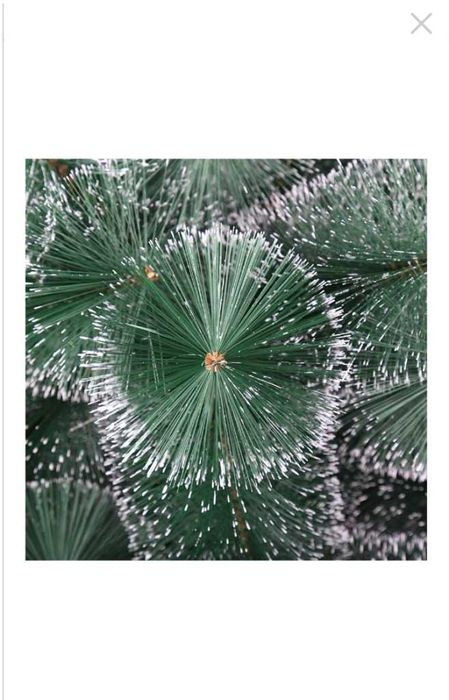 Коледна елха с бели заскрежени връхчета. С пластмасова стойка