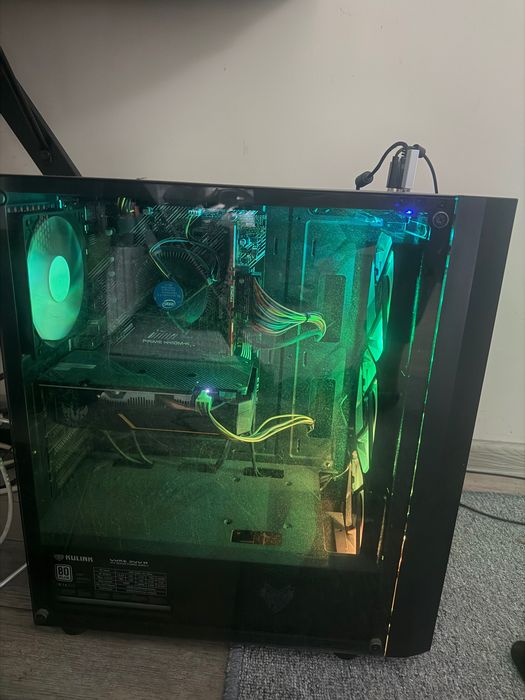 Геймърски компютър с цяла периферия