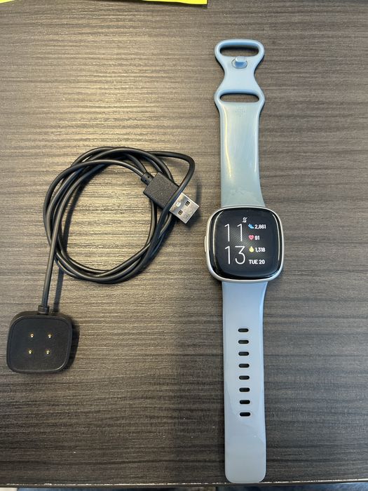 Fitbit Versa 4 - aproape nou