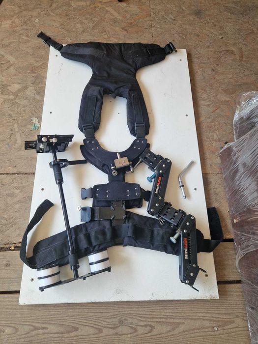 Stabilizator cu vesta pentru camere video/foto