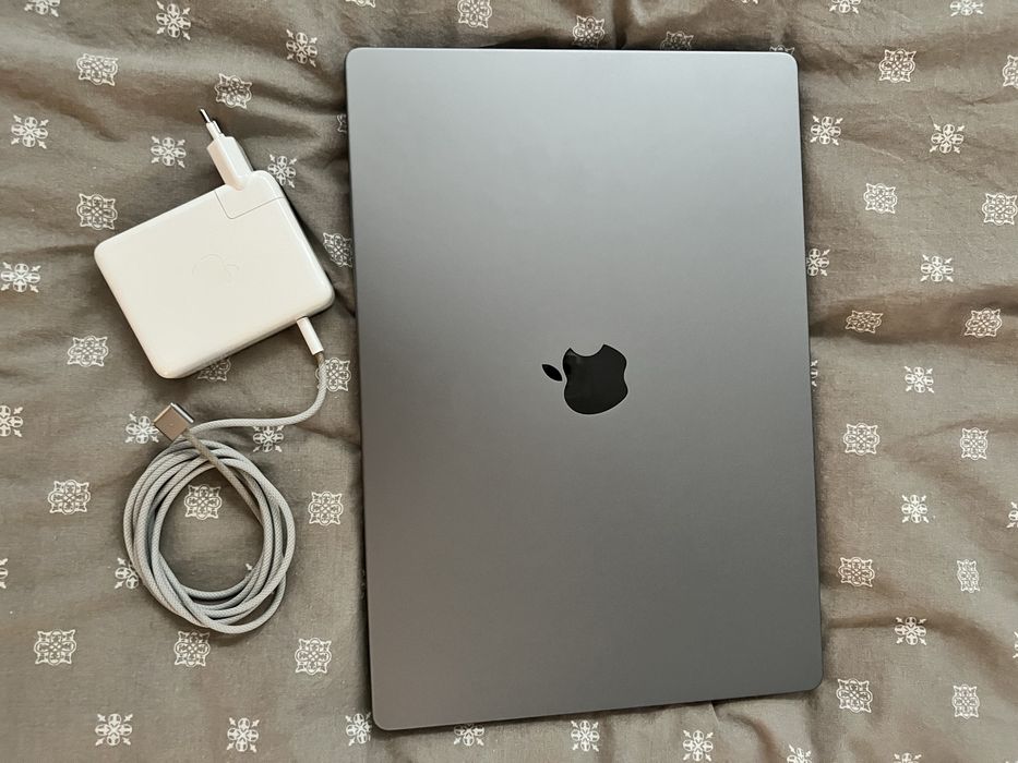 Macbook m1 pro 16.2 inch, 16GB RAM, 512GB SSD, impecabil!