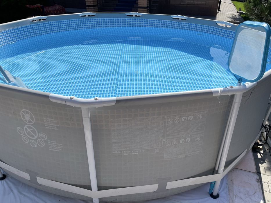 Каркасный бассейн с лестницой продам