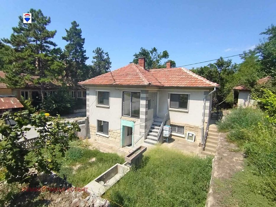 Къща на два етажа в с. Горно Абланово, обл. Русе