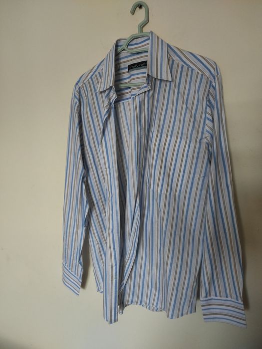 cămăși cu mânecă scurtă sau lungă cu mărimi diferite și modele diferit