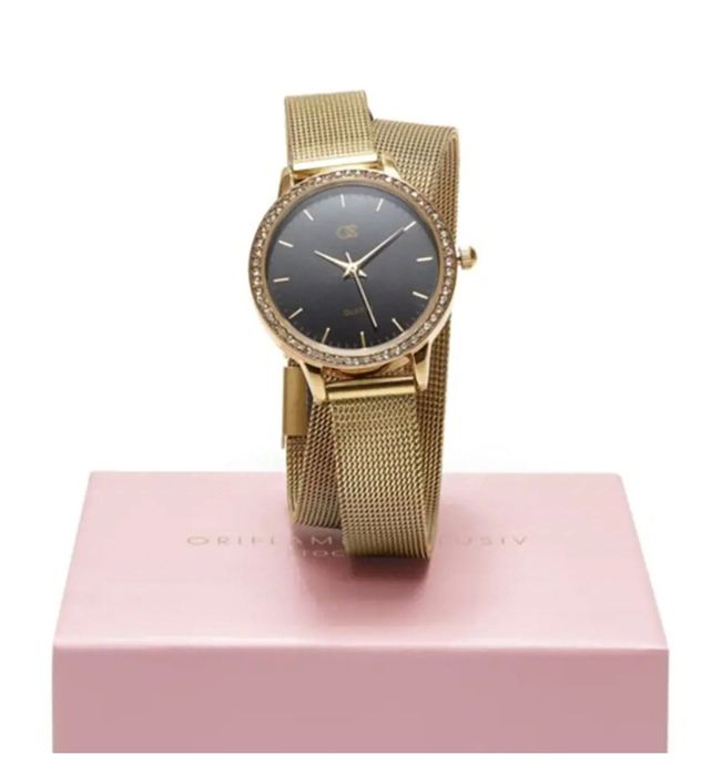 Златист часовник в елегантна кутийка