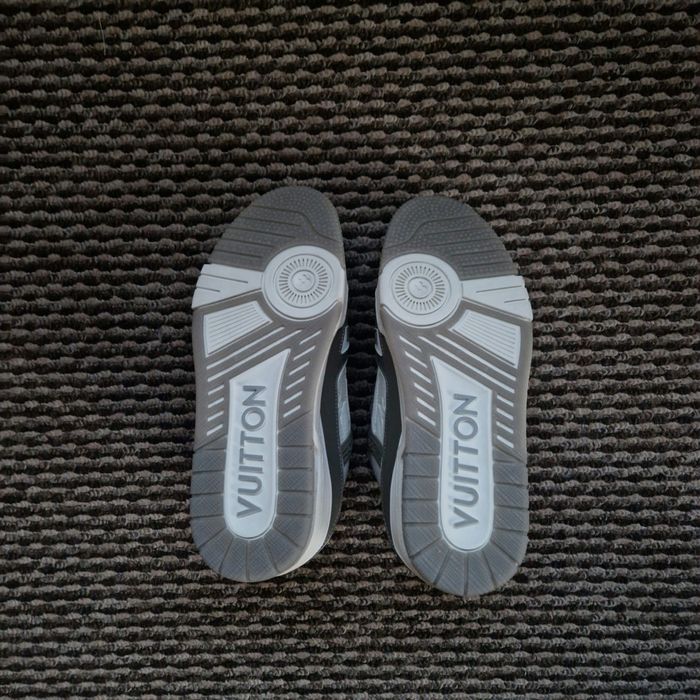 Louis Vuitton Trainer – White/Grey