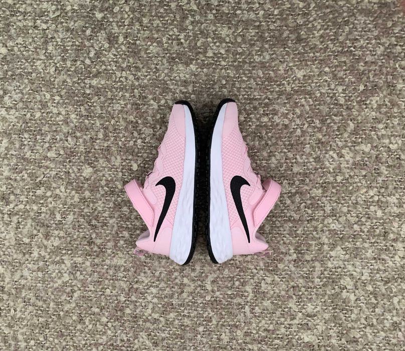 Нови маратонки за момиче Nike Revolution 6 - номер 33.5, стелка: 22 см