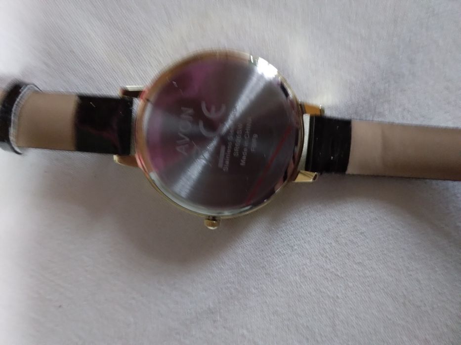 Часовник дамски с имитация на златно покритие на циферблата а