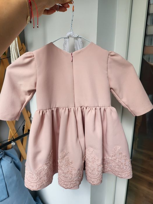 Rochita botez sau eveniment special bebe fata, scămoșată de la dantelă (nu este deranjant) la guler se vede o diferență de cul deși nu este pătată