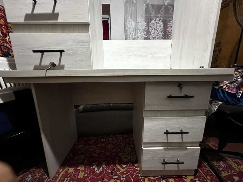 Продается письменый стол в хорошим состоянием Срочно