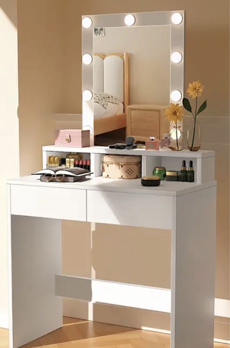 Модерна бяла тоалетка за грим