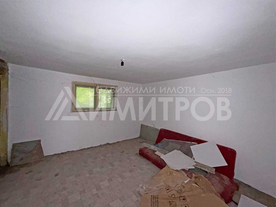 Продава ВТОРИ етаж от двуетажна къща с двор в гр. Нови пазар
