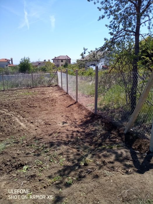изграждане на огради с бетонни , подцинковани колове услуги с багер.