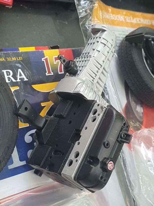 Macheta Dacia 1300, mai multe reviste plus piese separate (vezi imagin