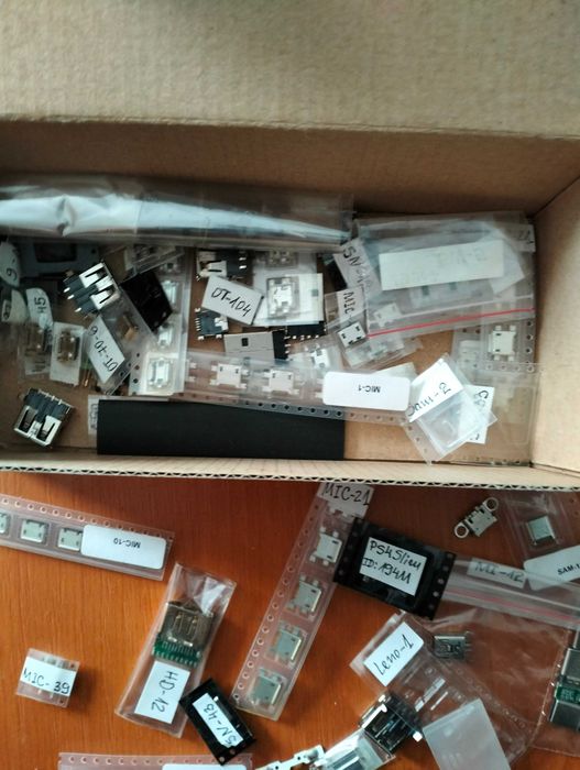 Букси за телефони и таблети, резервни части