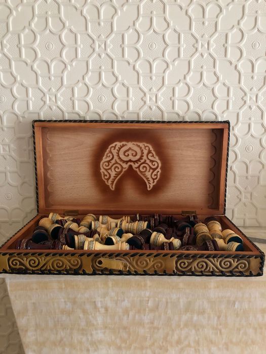 Шахматы в коробке с кожаной отделкой