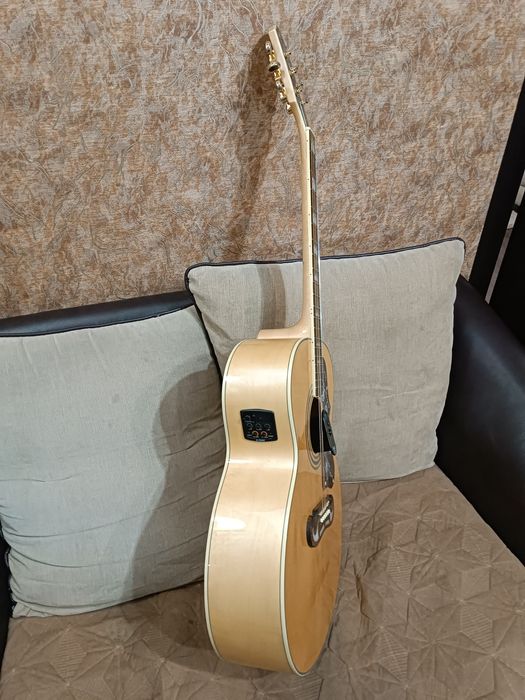 Электроакустическую гитару