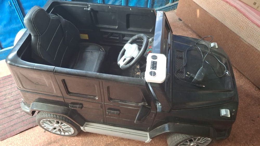 Продам детскую машину электромобиль