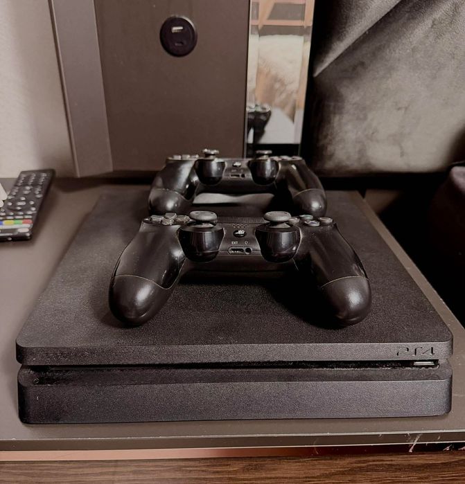 PS4 с два джойстика и 3 игри
