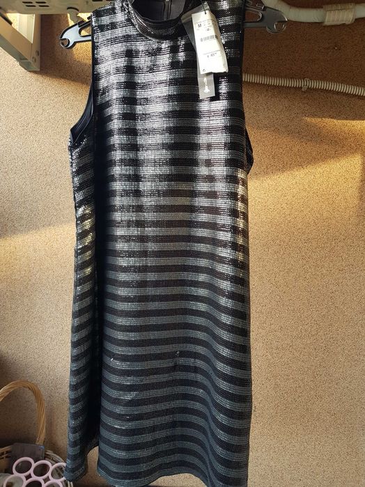 Нова елегантна рокля Stradivarius, размер M, в черно/сиво, над коляно