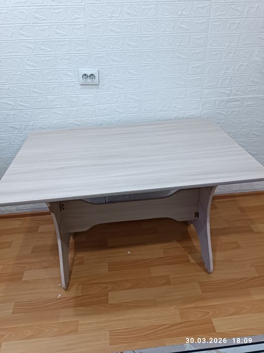 Продам кухонный стол