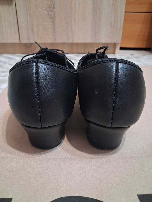 Момчешки обувки за латино танци.