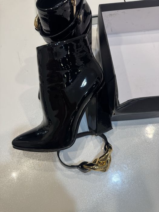 Черные лакированные ботильоны