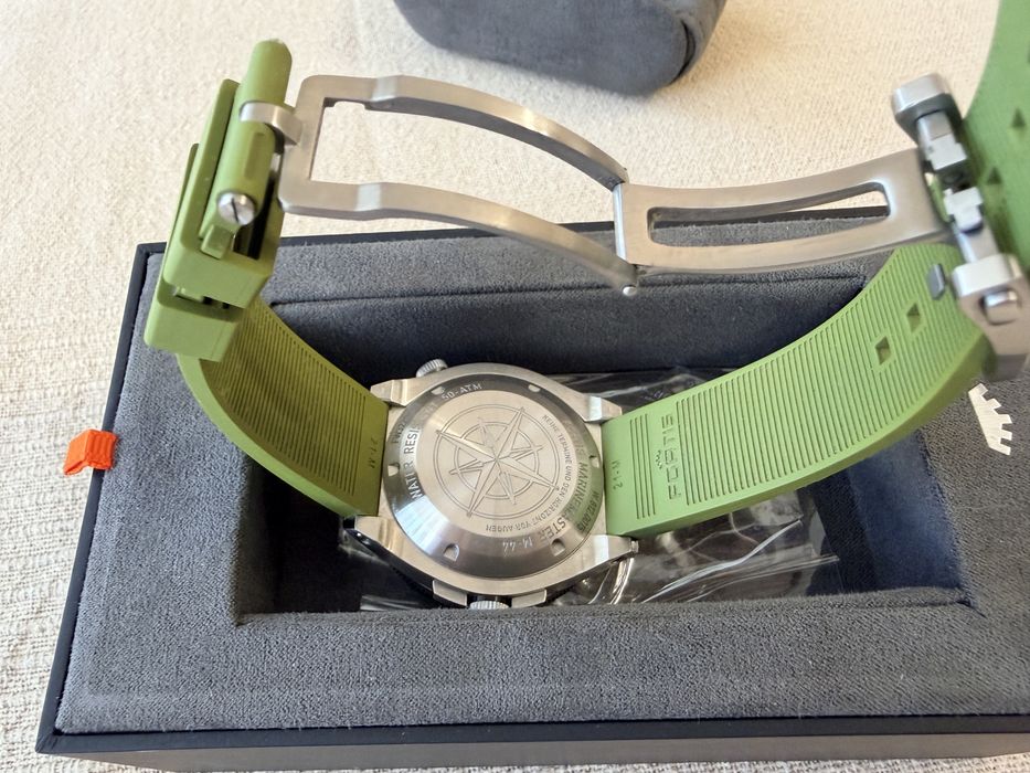 Fortis Marinemaster M44 Chronometer Woodpecker Green