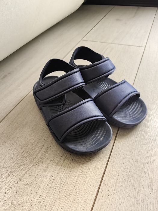 Пантофи и сандали