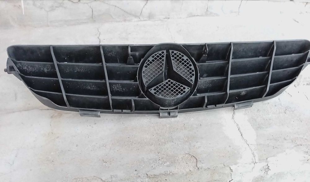 Предна решетка за Мерцедес CLK. Състояние: ново