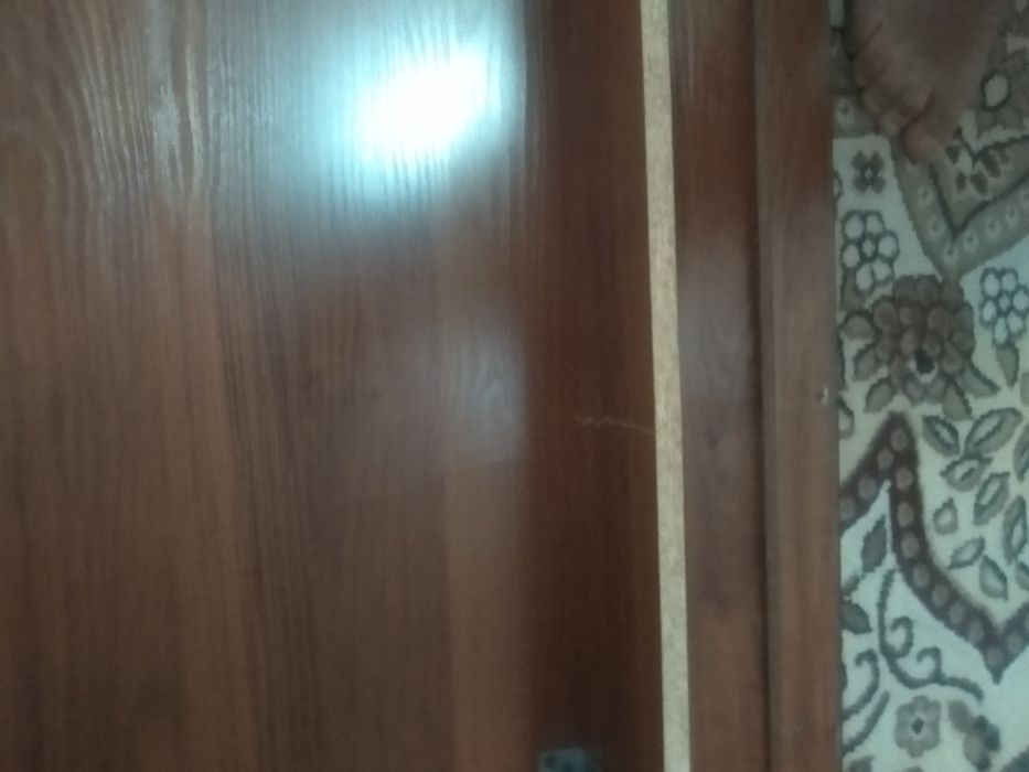 стол сотилади ..