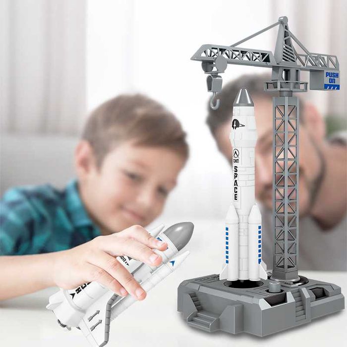 Космическа станция с кран, ракети и астронавти